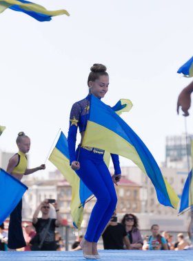 Kyiv, Ukrayna - 12 Eylül 2020: Olimpiyskiy Stadyumu 'nda Ukrayna' da Fiziksel Kültür ve Spor Günü 'nü kutlarken Ukrayna bayraklarıyla ritmik jimnastik performansı.