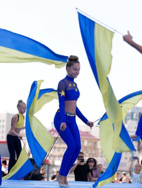Kyiv, Ukrayna - 12 Eylül 2020: Olimpiyskiy Stadyumu 'nda Ukrayna' da Fiziksel Kültür ve Spor Günü 'nü kutlarken Ukrayna bayraklarıyla ritmik jimnastik performansı.