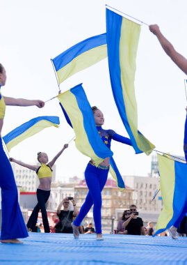 Kyiv, Ukrayna - 12 Eylül 2020: Olimpiyskiy Stadyumu 'nda Ukrayna' da Fiziksel Kültür ve Spor Günü 'nü kutlarken Ukrayna bayraklarıyla ritmik jimnastik performansı.