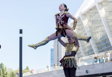 Kyiv, Ukrayna - 12 Eylül 2020: Olimpiyskiy Stadyumu 'nda Olimpiyskiy Kültür ve Spor Günü' nü kutlarken Gladyatör kostümü giyen akrobatik Rock-n-Roll dansçıları.