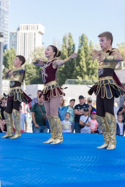 Kyiv, Ukrayna - 12 Eylül 2020: Olimpiyskiy Stadyumu 'nda Olimpiyskiy Kültür ve Spor Günü' nü kutlarken Gladyatör kostümü giyen akrobatik Rock-n-Roll dansçıları.