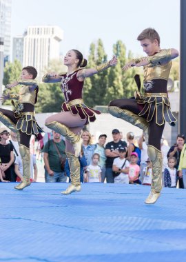 Kyiv, Ukrayna - 12 Eylül 2020: Olimpiyskiy Stadyumu 'nda Olimpiyskiy Kültür ve Spor Günü' nü kutlarken Gladyatör kostümü giyen akrobatik Rock-n-Roll dansçıları.