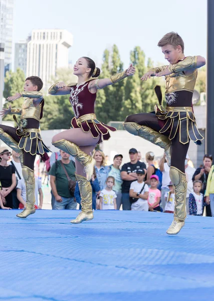 Kyiv, Ukrayna - 12 Eylül 2020: Olimpiyskiy Stadyumu 'nda Olimpiyskiy Kültür ve Spor Günü' nü kutlarken Gladyatör kostümü giyen akrobatik Rock-n-Roll dansçıları.