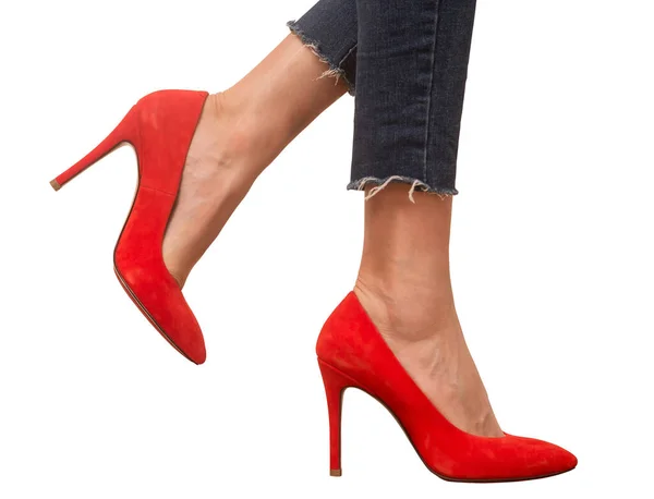 Mujer Con Zapatos Tacón Alto Gamuza Roja Vaqueros Azules Aislados — Foto de Stock