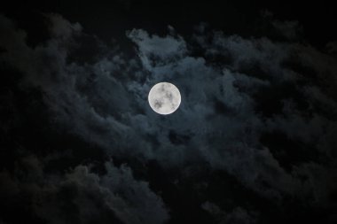 Gece bulutlu gökyüzü ve dolunay olan bir arka plan. Cadılar Bayramı Ürkütücü gece arkaplanı.