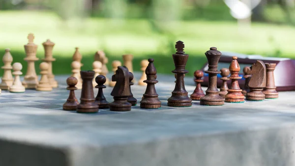 Деревянные Шахматные Фигуры Стоящие Шахматной Доске Перед Открытым Турниром — стоковое фото