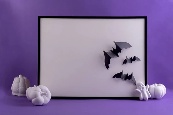 Halloween Makieta Ramą Czarne Papierowe Nietoperze Białe Dekoracyjne Dynie Kolorowym — Zdjęcie stockowe