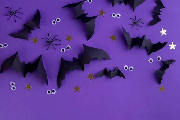 黒い紙のコウモリと色の紫色の背景にプラスチック不気味な目を持つハロウィンフレームテンプレート — ストック写真