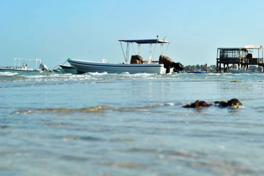 Güneşli gün denizde balıkçı teknesi