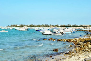 Güneşli gün denizde balıkçı teknesi