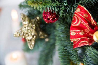 Parlak küreleri, yıldızları, portakalları, tarçın ve zencefilli kurabiyesi olan Noel ağacı.