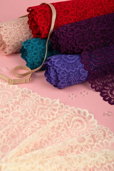 Rollo Delicados Cordones Color Para Bragas Sujetadores Sobre Fondo Rosa — Foto de Stock