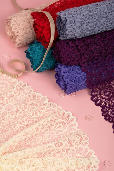 Rollo Delicados Cordones Color Para Bragas Sujetadores Sobre Fondo Rosa — Foto de Stock
