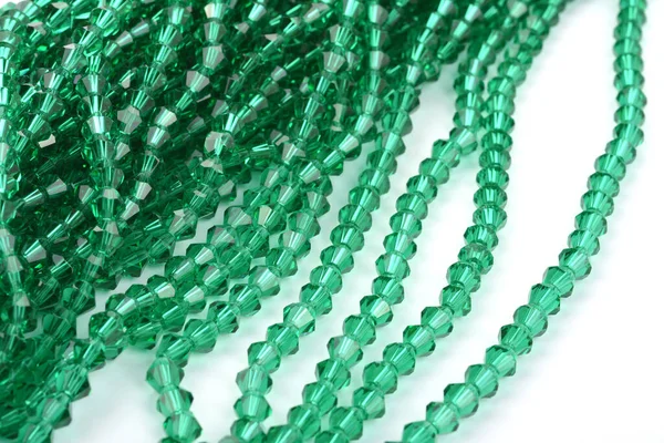 Hermosa Luz Verde Cristal Sparkle Crystal Isoalted Beads Sobre Fondo —  Fotos de Stock