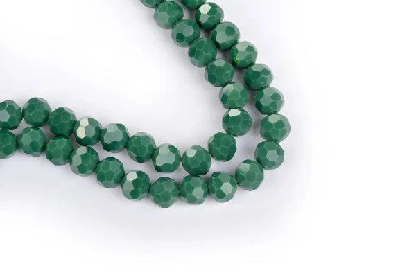 Bella Luce Verde Vetro Scintilla Perline Cristallo Isoaltato Sfondo Bianco — Foto Stock
