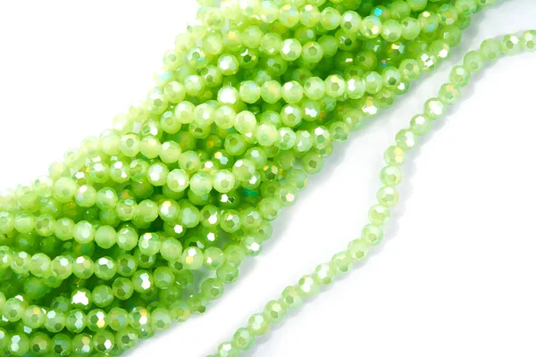 Bela Luz Verde Brilho Vidro Cristal Isoalted Grânulos Fundo Branco — Fotografia de Stock