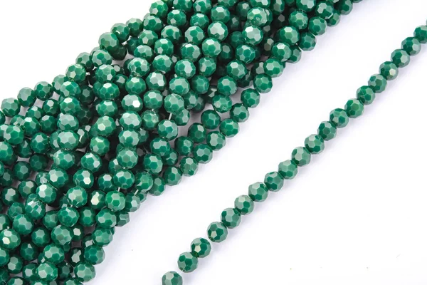 Belles Perles Verre Vert Clair Brillant Cristal Isoalted Sur Fond — Photo