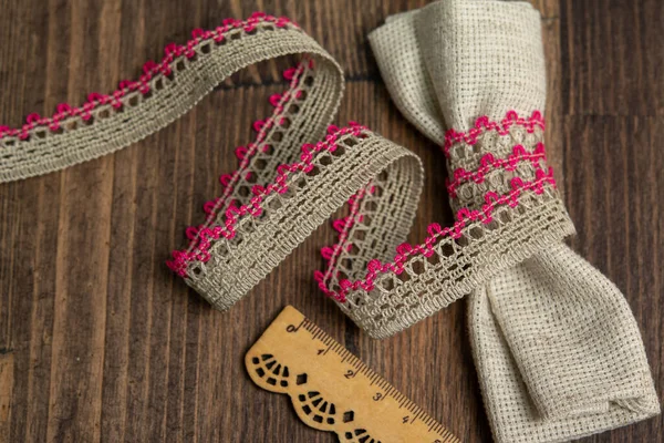 针织粉红开襟亚麻带乡村风格的草原棉生态带 — 图库照片