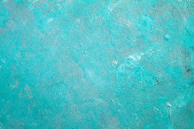 Beton zümrüt yeşili arka plan, sürtünmeler ve siyah lekeler. Grunge biçiminde desenli duvar dokusu.