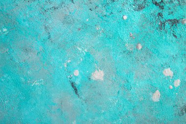 Beton zümrüt yeşili arka plan, sürtünmeler ve siyah lekeler. Grunge biçiminde desenli duvar dokusu.