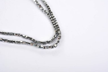 Beyaz arka planda gümüş renkli gri cam kristal boncuklar. Küçük boncuklu mücevherler için kullan