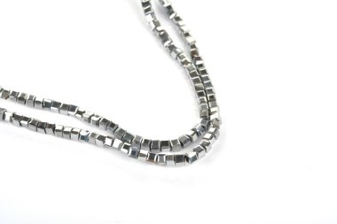 Beyaz arka planda gümüş renkli gri cam kristal boncuklar. Küçük boncuklu mücevherler için kullan