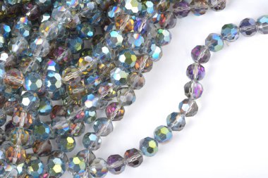 Beyaz arka planda gümüş renkli gri cam kristal boncuklar. Küçük boncuklu mücevherler için kullan