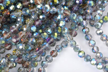 Beyaz arka planda gümüş renkli gri cam kristal boncuklar. Küçük boncuklu mücevherler için kullan