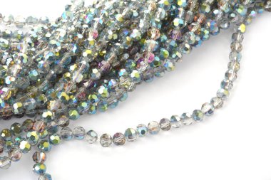 Beyaz arka planda gümüş renkli gri cam kristal boncuklar. Küçük boncuklu mücevherler için kullan