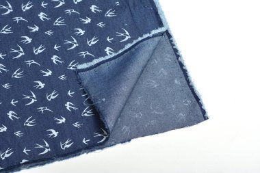 Mavi kumaş dokusu, yakın plan, arka plan. Dikiş ve terzilik için, elbise ve kumaş dikmek için