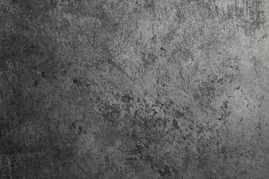 Retro taş beton, koyu gri arka plan, eski sürtünmeler ve siyah lekeler. İğrenç boyanmış döşeme ya da grunge tarzında duvar çimento dokusu. Metin için boşluk