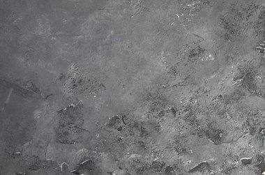 Retro taş beton, koyu gri arka plan, eski sürtünmeler ve siyah lekeler. İğrenç boyanmış döşeme ya da grunge tarzında duvar çimento dokusu. Metin için boşluk