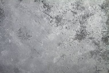 Retro taş beton, koyu gri arka plan, eski sürtünmeler ve siyah lekeler. İğrenç boyanmış döşeme ya da grunge tarzında duvar çimento dokusu. Metin için boşluk