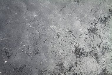Retro taş beton, koyu gri arka plan, eski sürtünmeler ve siyah lekeler. İğrenç boyanmış döşeme ya da grunge tarzında duvar çimento dokusu. Metin için boşluk