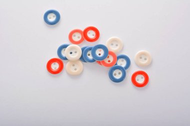 Beyaz arka planda renkli düğmeler yığını. terzilik ve dikiş için kullan