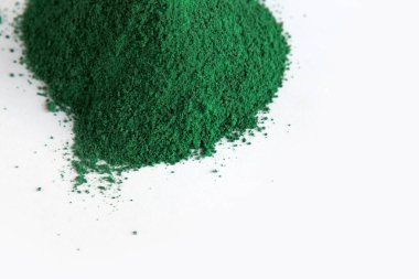 Beyaz arka planda yeşil klorella ya da spirulina yosunu ya da kibrit yığını. Süper yiyecek konsepti tozu.