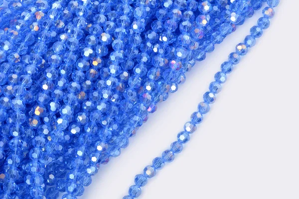 Güzel Açık Mavi Cam Parıltılı Kristal Boncuklar Beyaz Arka Planda — Stok fotoğraf