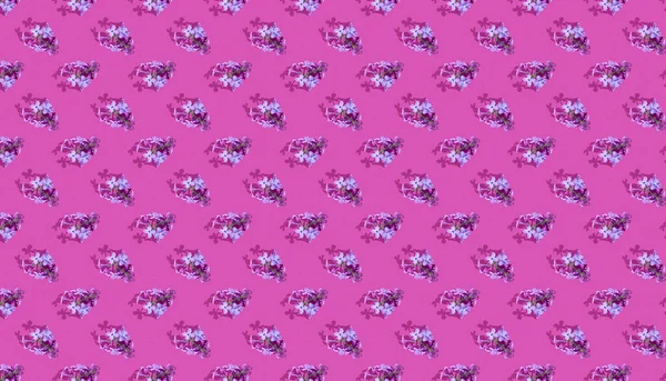 Trendy Isometrisches Nahtloses Durchgehendes Muster Mit Lila Blüten Auf Rosa — Stockfoto