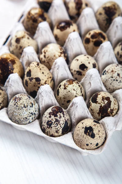 Paskah Puyuh Telur Dalam Wadah Pada Latar Belakang Putih Cerah — Stok Foto