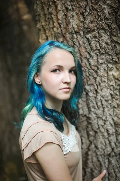 Jovem Sonhador Lgbt Menina Com Cabelos Azuis Coloridos Uma Floresta — Fotografia de Stock