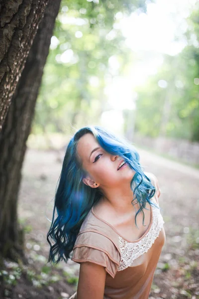 Jovem Sonhador Lgbt Menina Com Cabelos Azuis Coloridos Uma Floresta — Fotografia de Stock