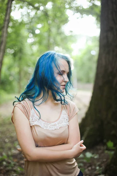 夏のサニーフォレストで青い髪の若い夢のようなLgbtの女の子 矢で中性化粧をした美人 — ストック写真
