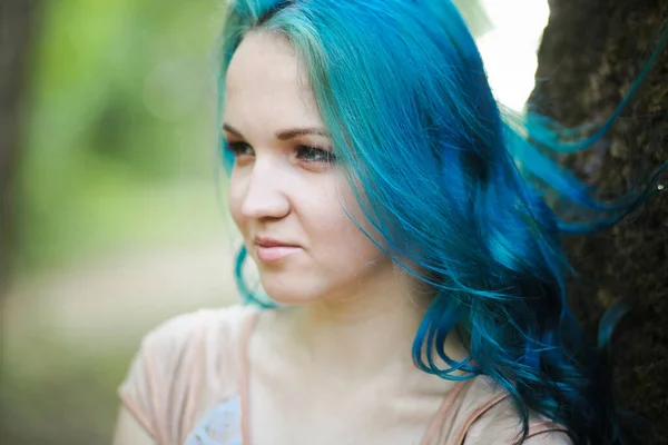 在夏日的阳光森林里 一个年轻的 梦幻般的 留着蓝色头发的女孩 美丽的女人 有中性的箭妆容 — 图库照片