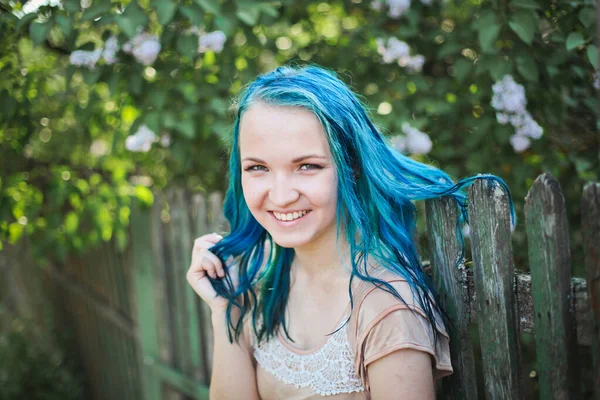 Молодая Мечтательная Девушка Голубыми Волосами Летнем Солнечном Лесу Красивая Женщина — стоковое фото