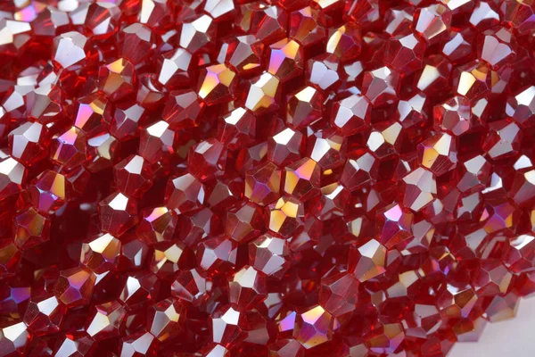 Gyönyörű Vörös Skarlát Rubin Üveg Csillogás Kristály Izoalted Gyöngyök Fehér — Stock Fotó