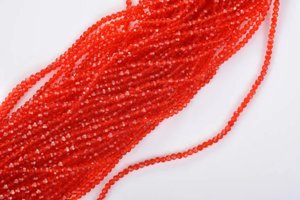 Hermosa Escarlata Roja Rubí Cristal Chispa Isoalted Beads Sobre Fondo —  Fotos de Stock