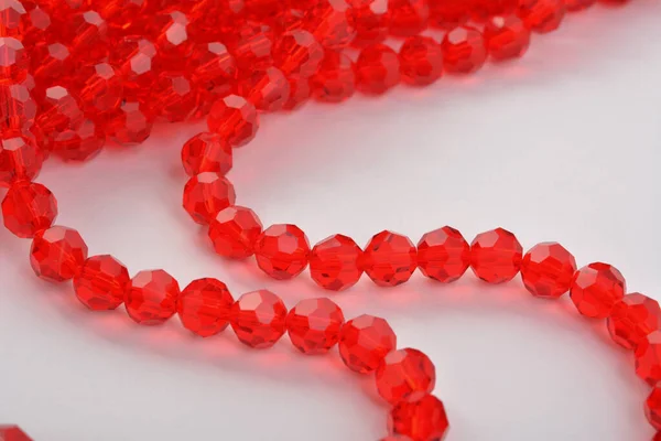 Belle Écarlate Rouge Verre Rubis Sparkle Crystal Isoalted Perles Sur — Photo