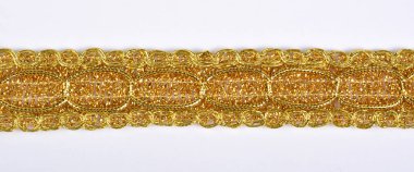 Braid danteli beyaz arka planda Lüks Metalik altın kablo yaptı. Karnaval ve dans kıyafetleri için dekorasyon. Noel dokusu. Web sitesi için pankart