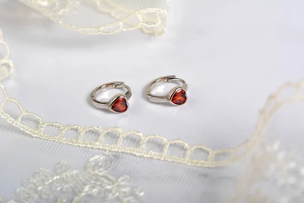 Pendientes Plata Con Corazones Cristal Rojo Con Delicados Encajes Color — Foto de Stock