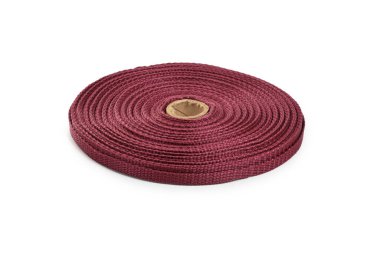 Pamuk bandın etrafında kırmızı şerit. Beyaz arka planda kemer yapmak için örülmüş güçlü ağlar..